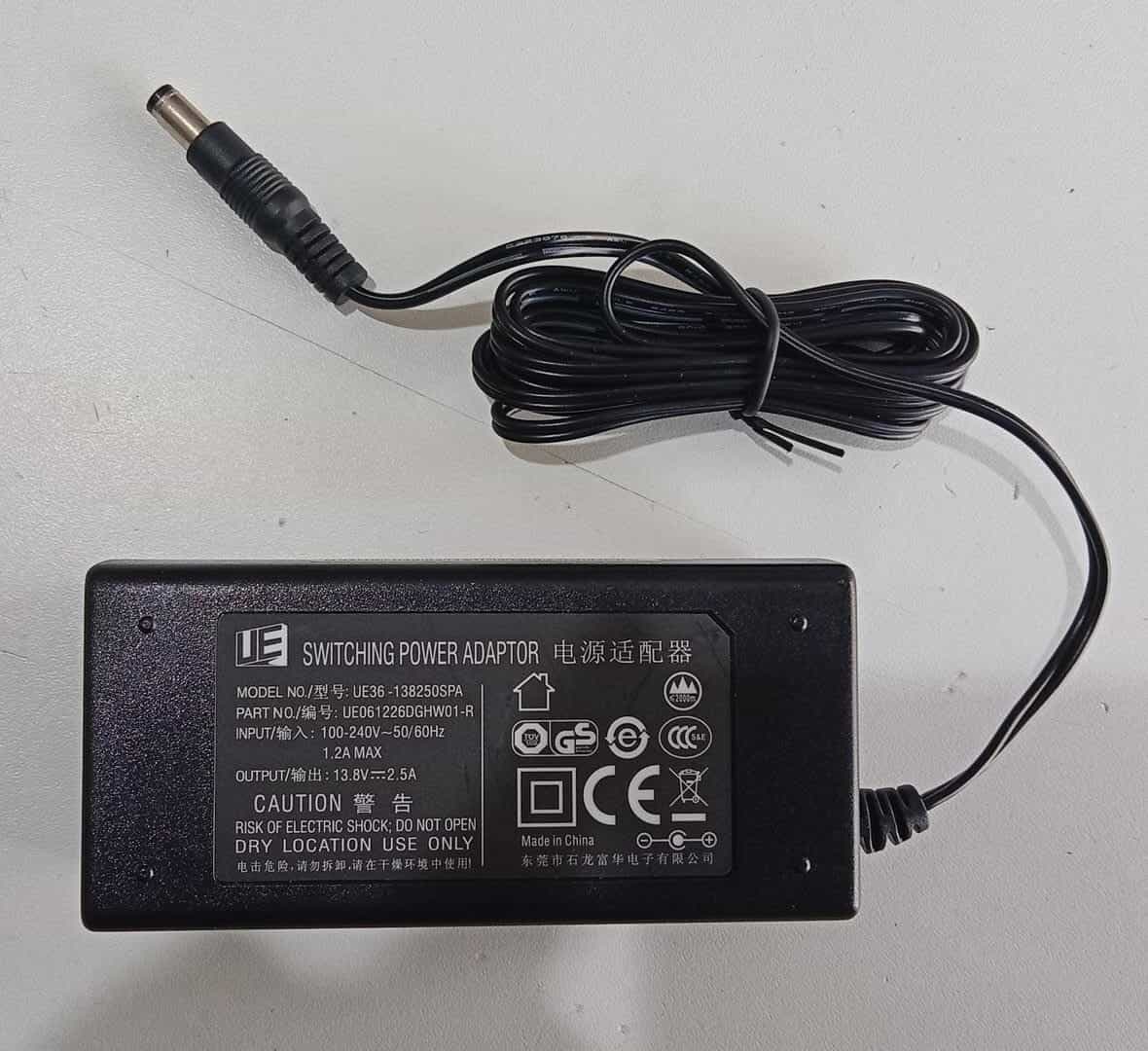 Adaptador de Corriente Switching 13.8V 2.5A UE UE36-138250SPA 34.5W / Usado