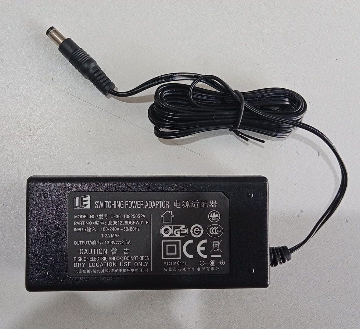 Adaptador de Corriente Switching 13.8V 2.5A UE UE36-138250SPA 34.5W / Usado