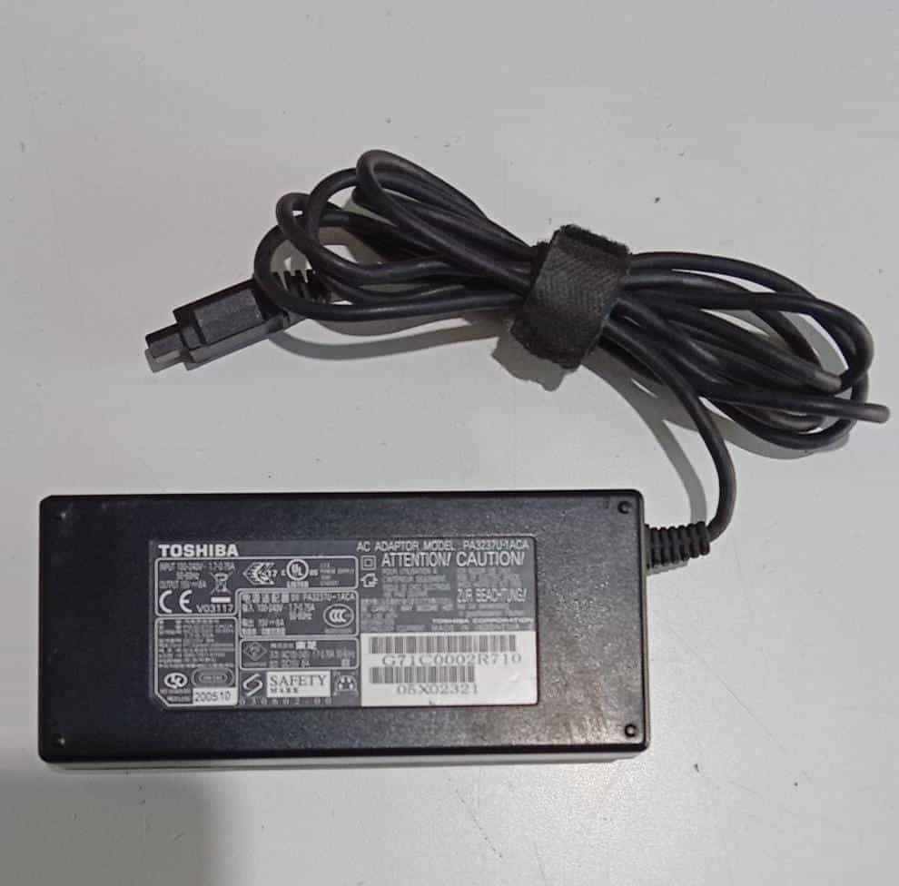 Adaptador AC Toshiba PA3237U-1ACA 15V 8A 120W 4-Pin para Qosmio y Satellite / Usado