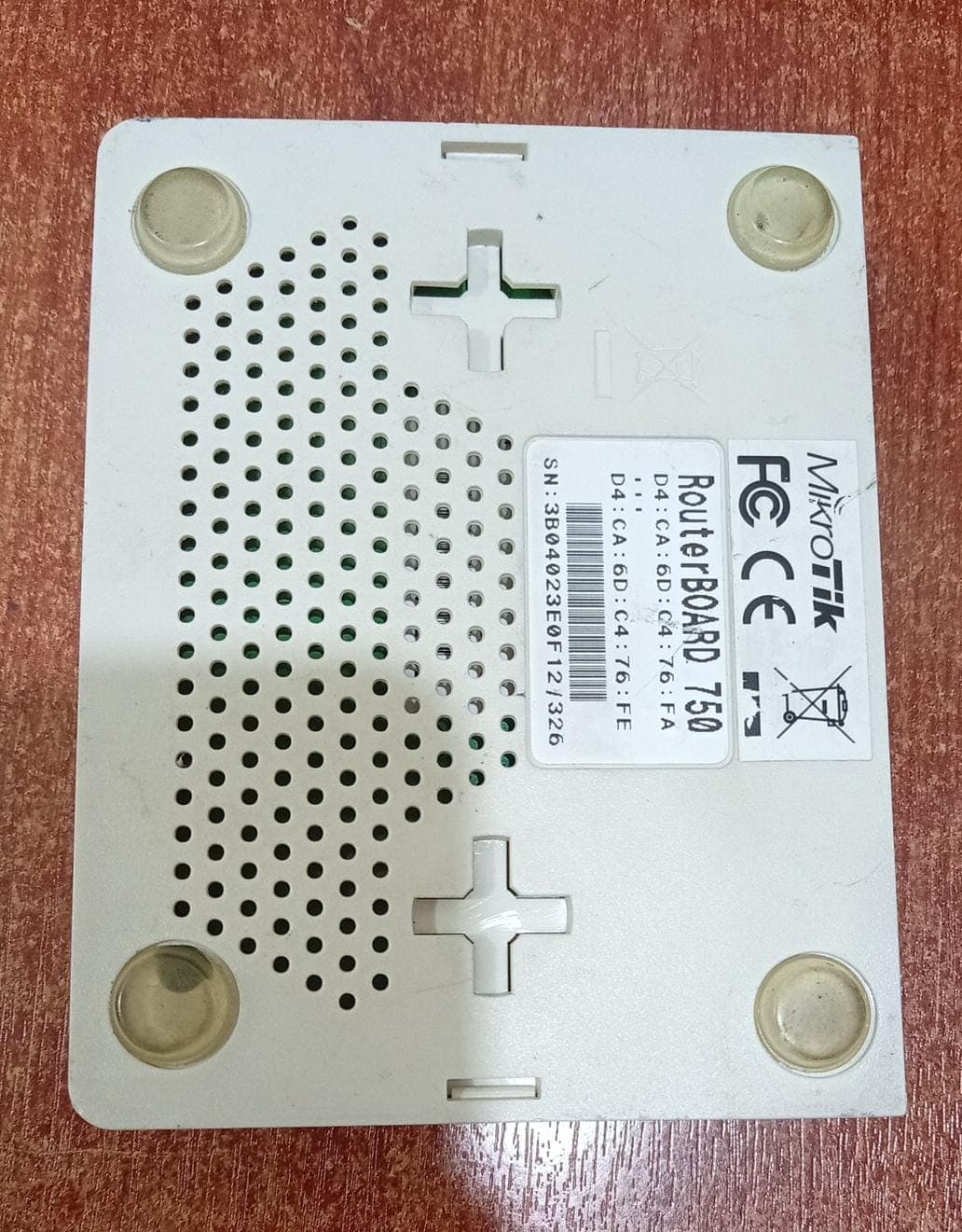 MikroTik RouterBOARD 750 (RB750) Router 5 Puertos 10/100 RouterOS L4 - Usado — imagen 3