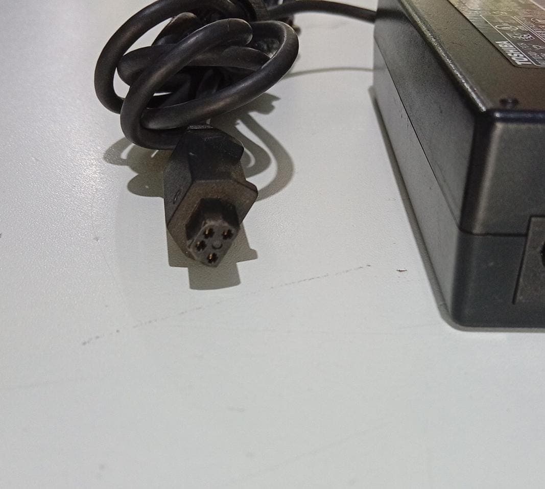 Adaptador AC Toshiba PA3237U-1ACA 15V 8A 120W 4-Pin para Qosmio y Satellite / Usado — imagen 3