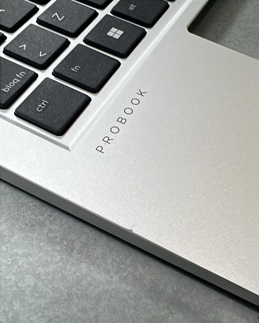 Teclado HP ProBook 450 G9 / 455 G9 con Palmrest Español Plata HP Spare N01934-161 - Usado — imagen 4