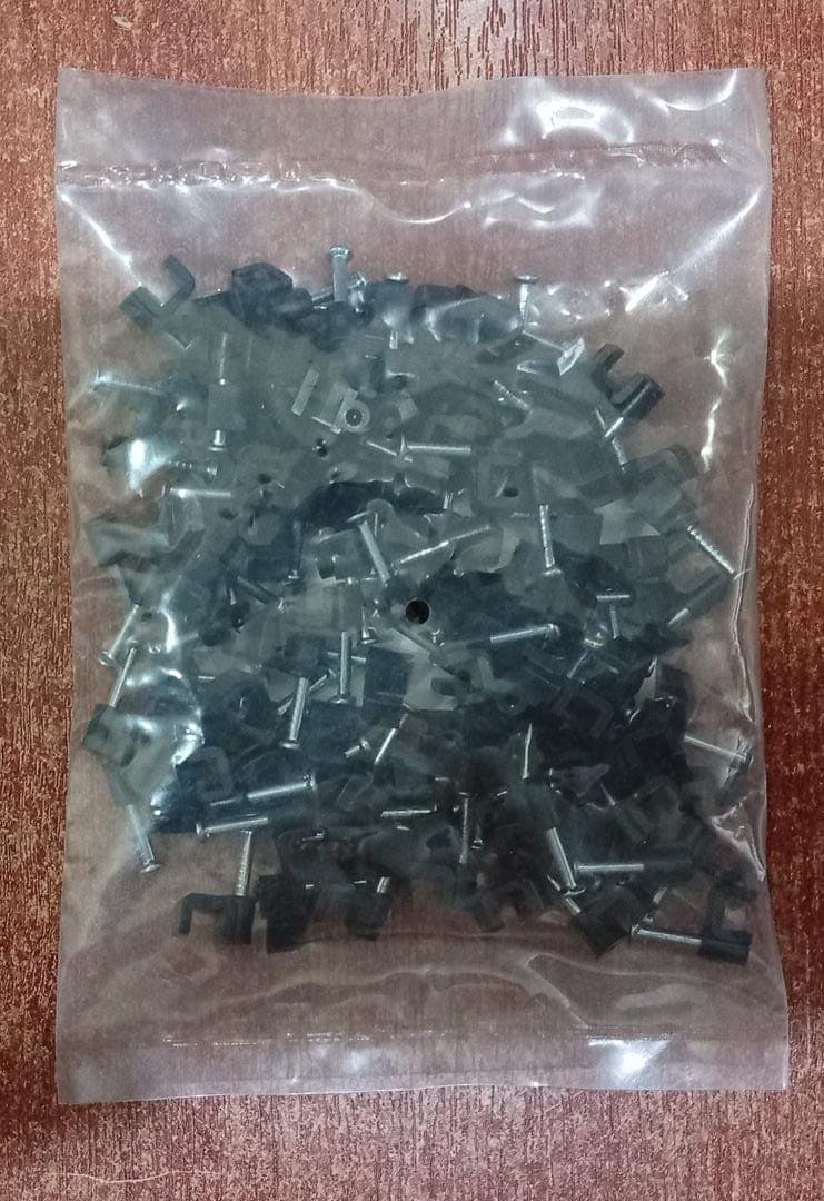Grapas Planas 7 mm Color Negro con Clavo para Fibra Óptica — imagen 2
