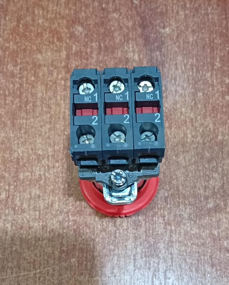 Botón Pulsador de Paro de Emergencia Schneider Electric ZBE-102 3NC 22mm - Usado — imagen 4