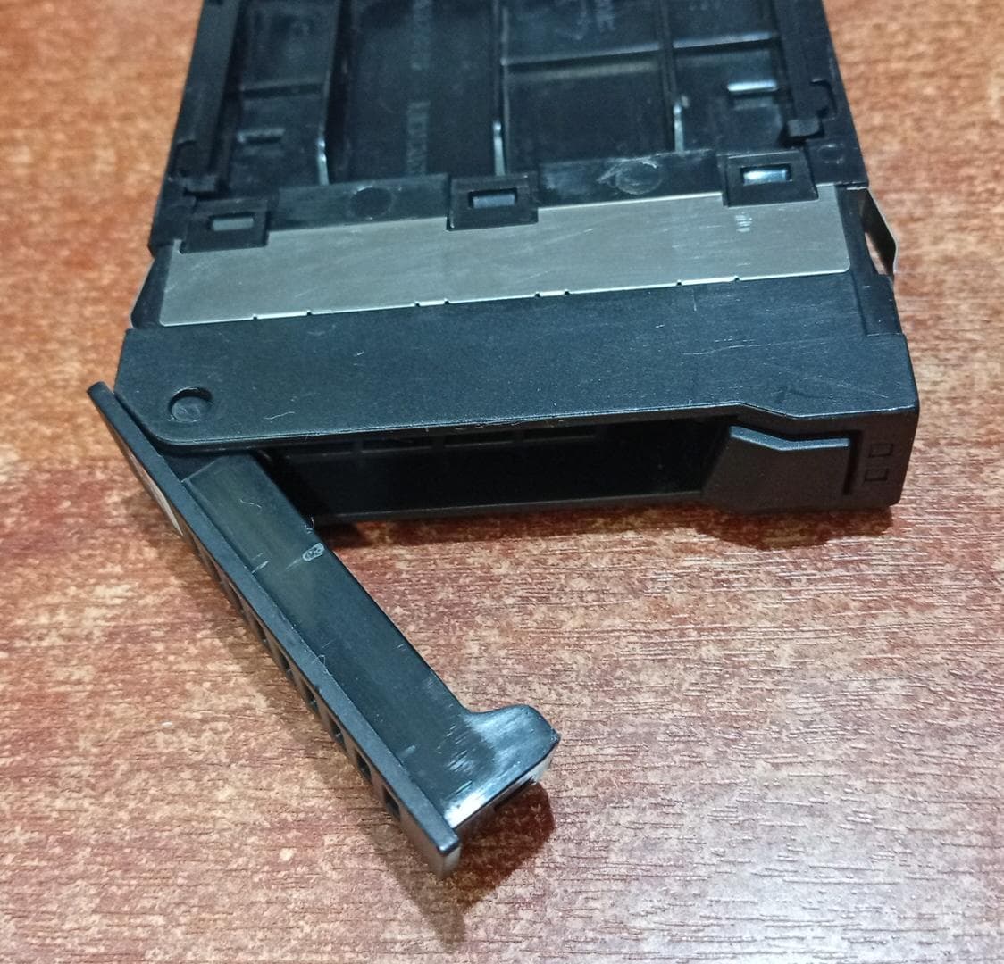 Caddy Bandeja para Disco Duro 2.5" SAS/SATA SFF Hot Swap P/N 0235G7DX - Usado — imagen 4