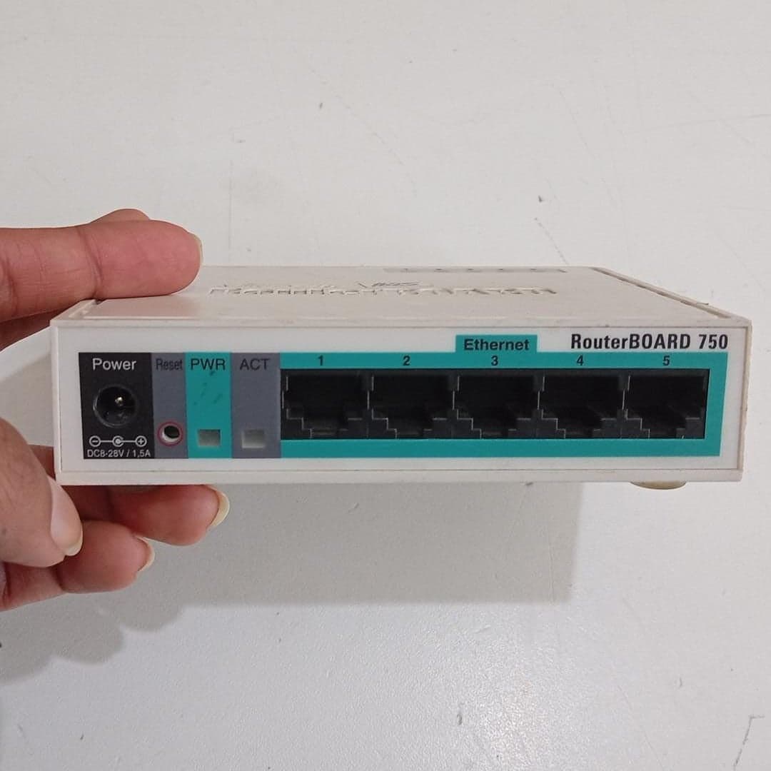 MikroTik RouterBOARD 750 (RB750) Router 5 Puertos 10/100 RouterOS L4 - Usado — imagen 2