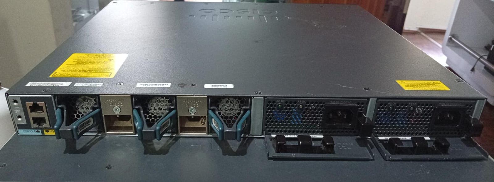 Switch Cisco Catalyst 3650 WS-C3650-24TD 24 Puertos Gigabit + 2x10G SFP+ / Seminuevo — imagen 2