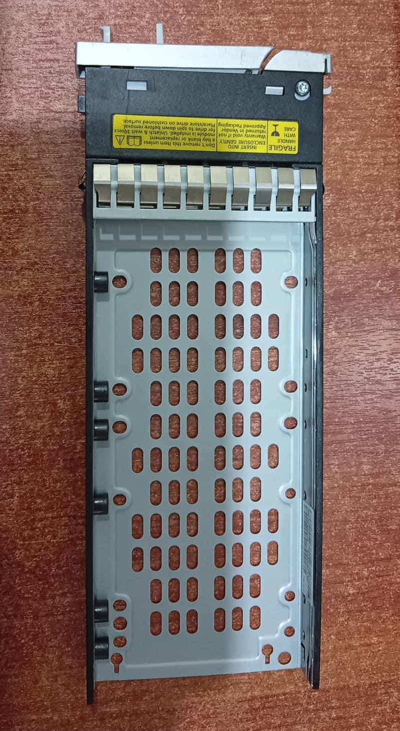 Caddy Bandeja para Disco Duro 2.5" (7044311) P/N 0976502-08 SAS/SATA Hot Swap - Usado