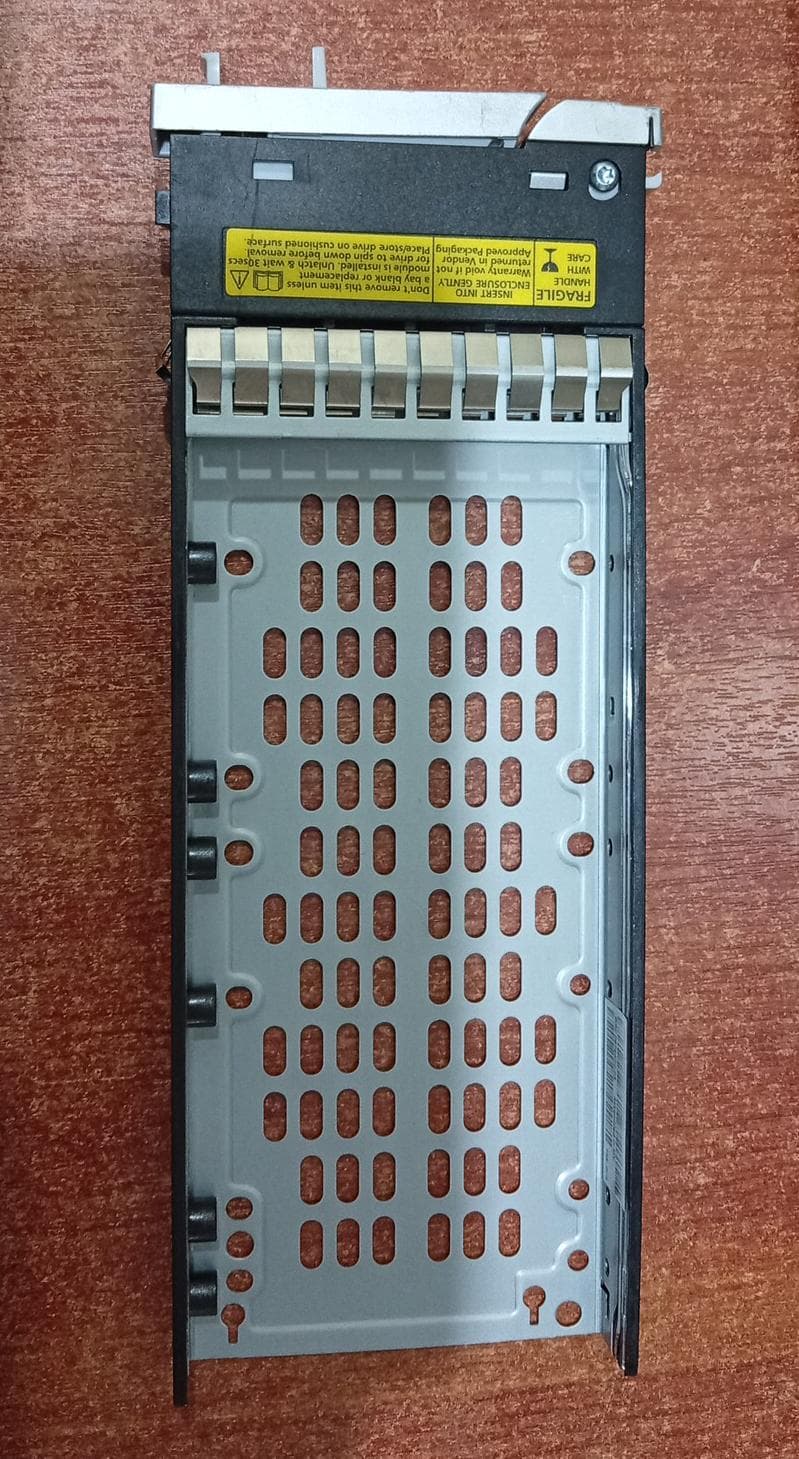 Caddy Bandeja para Disco Duro 2.5" (7044311) P/N 0976502-08 SAS/SATA Hot Swap - Usado — imagen 1