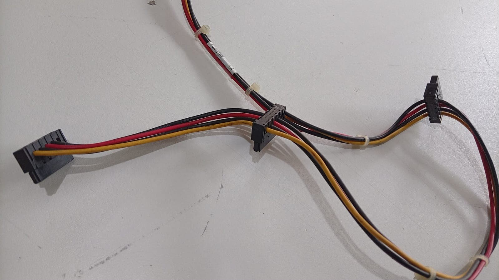 Cable Alimentación SATA HP Foxconn 577494-001 4 Pines a 3 SATA para Elite 8000/8200/8300 -Usado — imagen 3