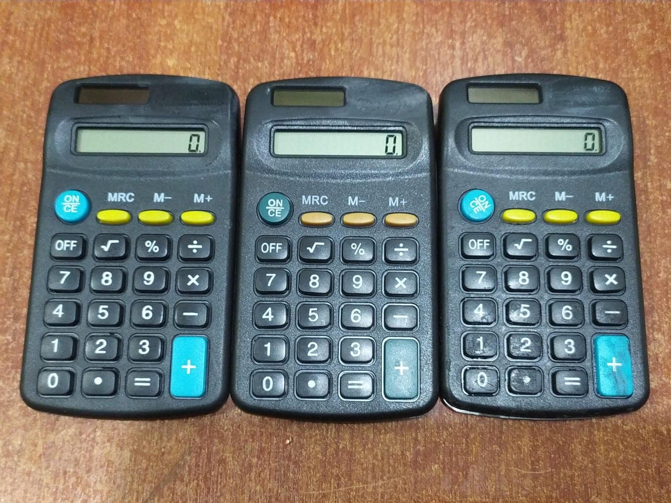 3 unidades de Calculadora portátil KK‑402 dual‑power solar + AG10 – usada — imagen 1