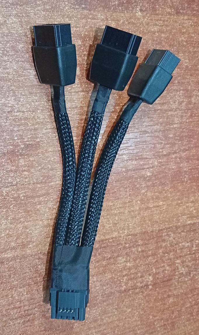 Cable Adaptador / Divisor GPU NVIDIA / AMD TAMAF01096‑H Alta Potencia / 12 Pin EPS a 3x8 Pin PCIe — imagen 1