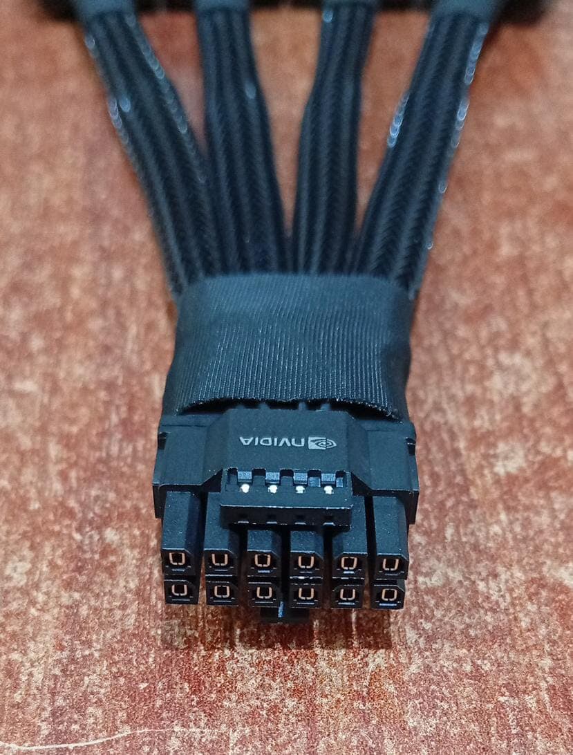 Cable Adaptador/Divisor GPU PSU 12 Pines Macho → 4 × 8 Pines Hembra – TAMAF01097 — imagen 5