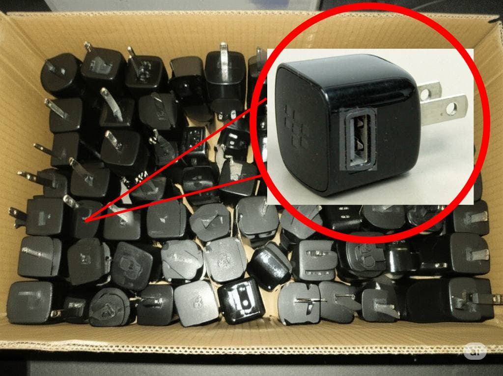 Caja de 100 unidades de Cargador | Adaptador de Celular | BlackBerry HDW-24481-001| 100V 240V 750mA — imagen 1