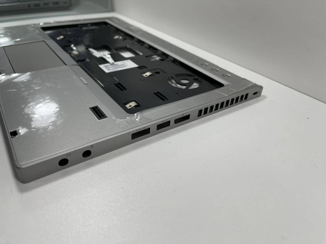 Carcasa reposamanos 686964-001 HP EliteBook 8470p — imagen 5