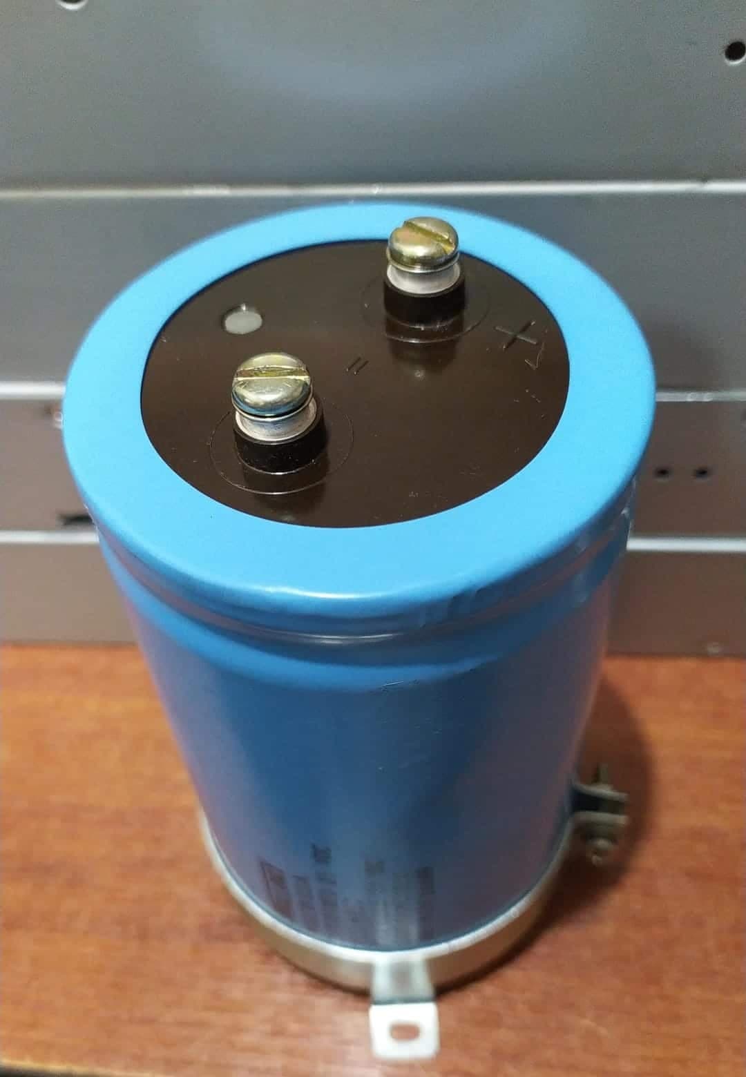 Condensador Electrolítico Mallory CGS114U025X5C 110,000 µF 25 VDC Terminal de Tornillo — imagen 2