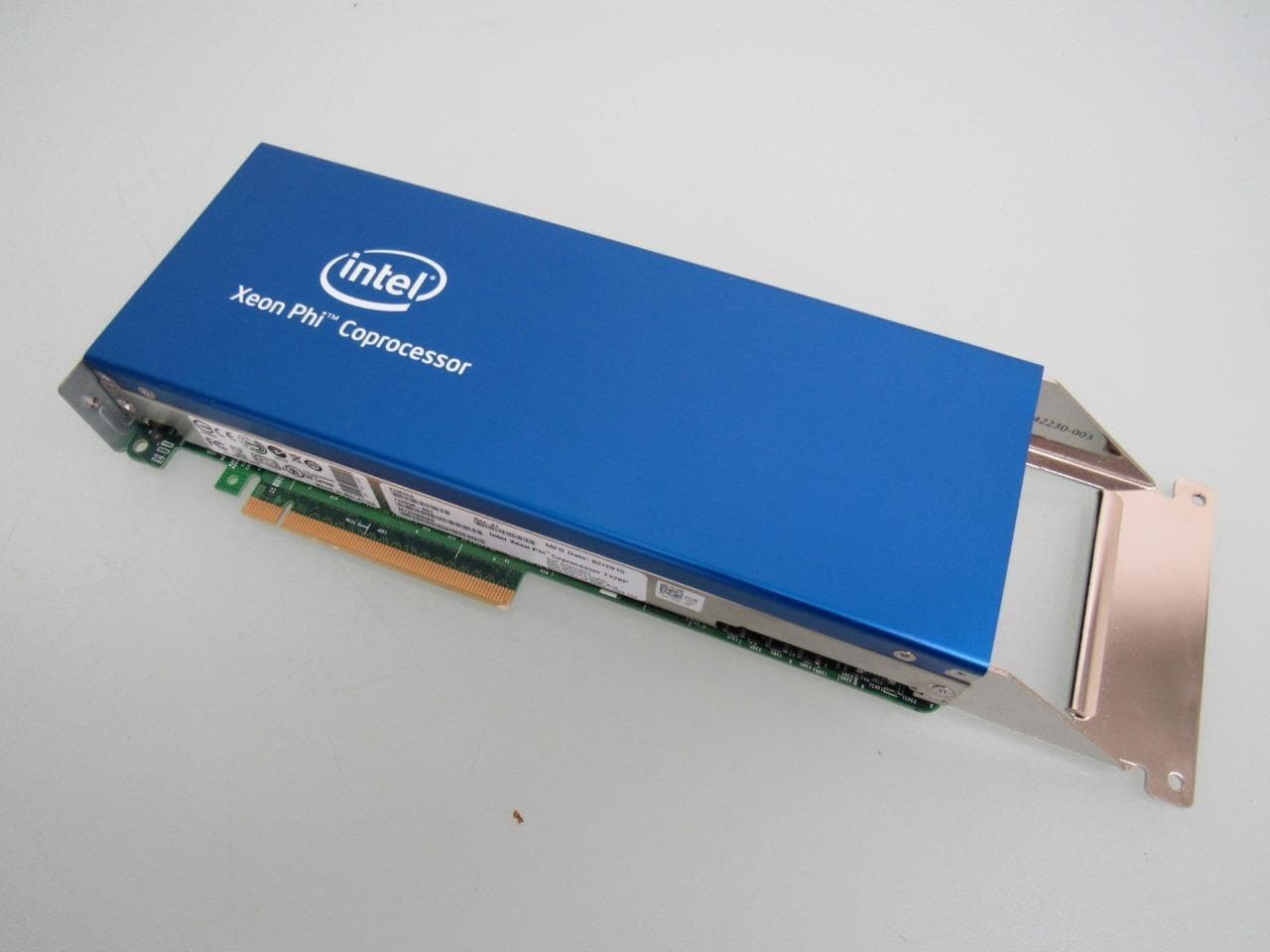 Coprocesador Intel® Xeon Phi™ 7120P (16 GB - 1.238 GHz - 61 núcleos) | SIN CAJA | SEMINUEVO — imagen 1