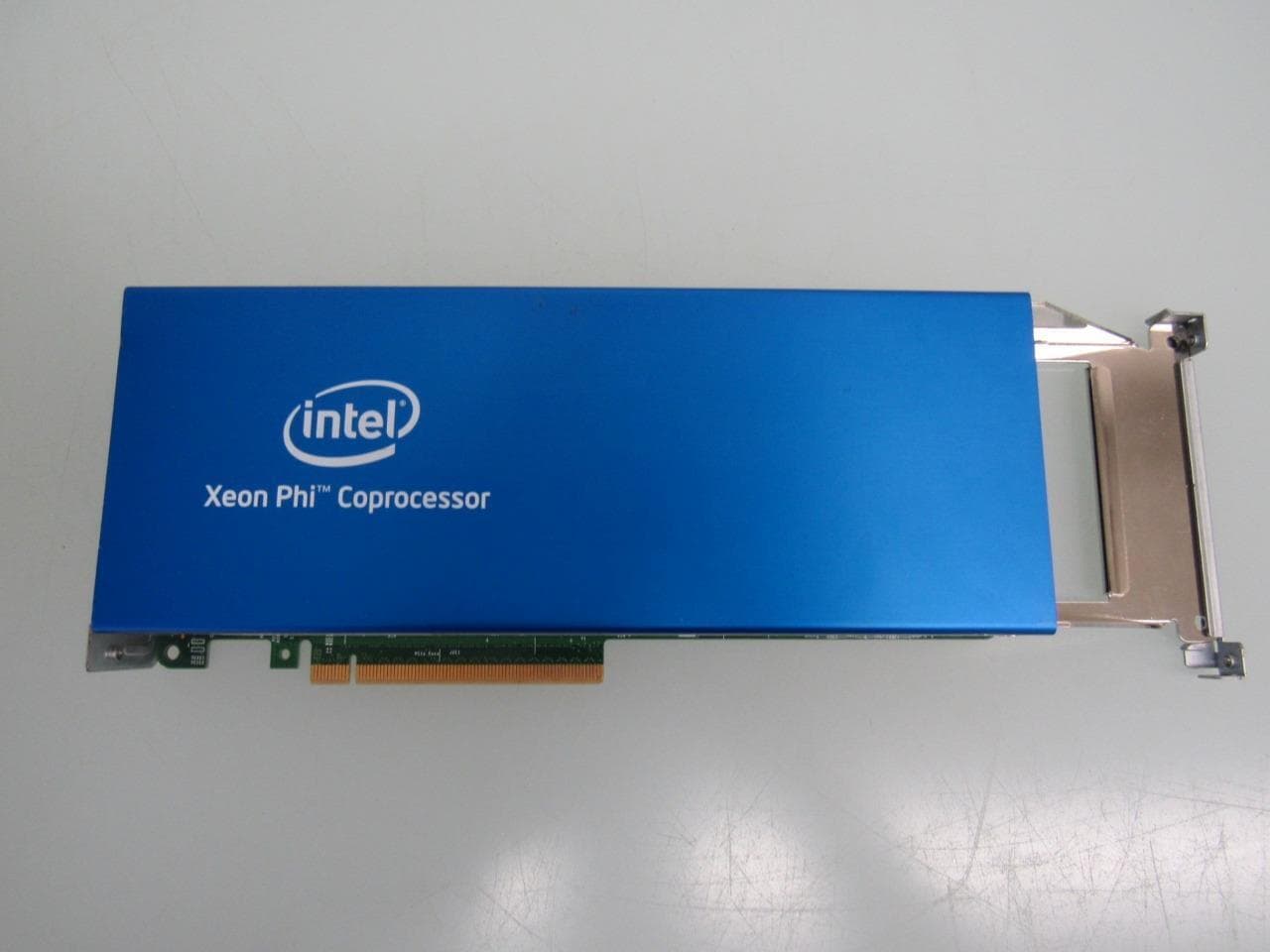 Coprocesador Intel® Xeon Phi™ 7120P (16 GB - 1.238 GHz - 61 núcleos) | SIN CAJA | SEMINUEVO — imagen 3