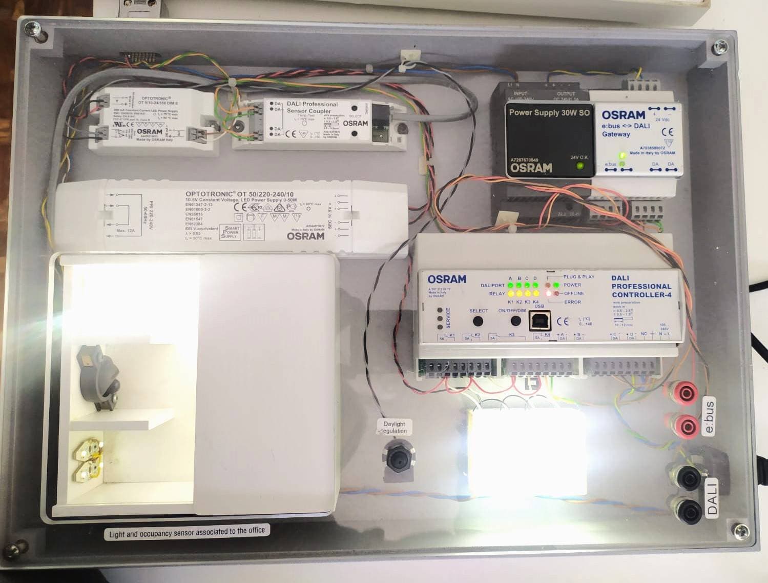 MAQUETA PARA PROYECTO DE INSTALACIÓN ELÉCTRICA INTELIGENTE — imagen 3