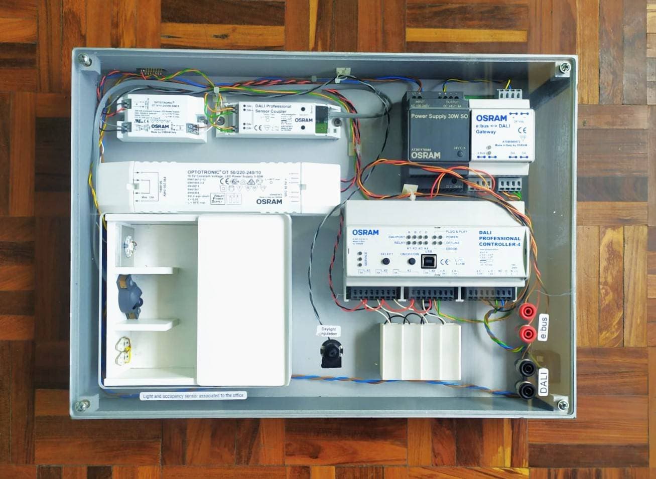 MAQUETA PARA PROYECTO DE INSTALACIÓN ELÉCTRICA INTELIGENTE — imagen 8