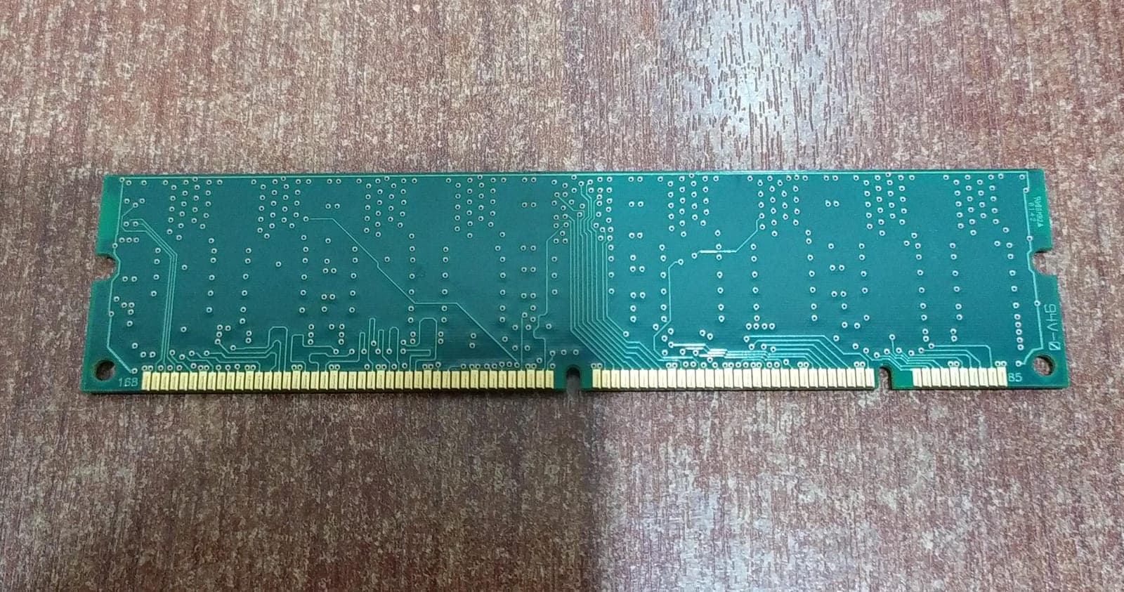 Memoria RAM Infineon HYS64V32300GU‑7.5‑C2 256 MB PC133 SDRAM DIMM 168‑pin (Seminueva) — imagen 2