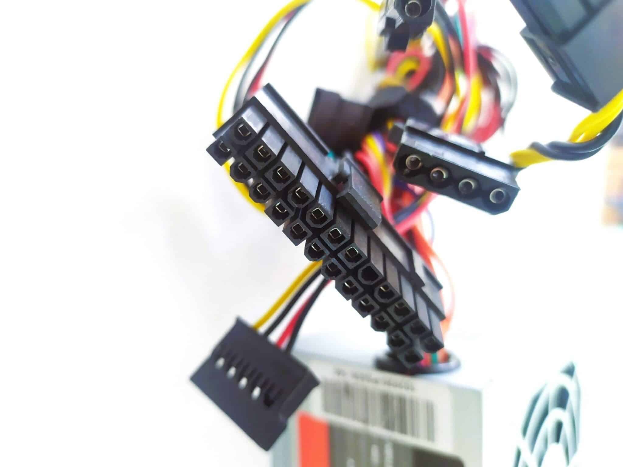MINI FUENTE DE PODER SLIM QUASAD SFX-600W SEMINUEVA — imagen 7