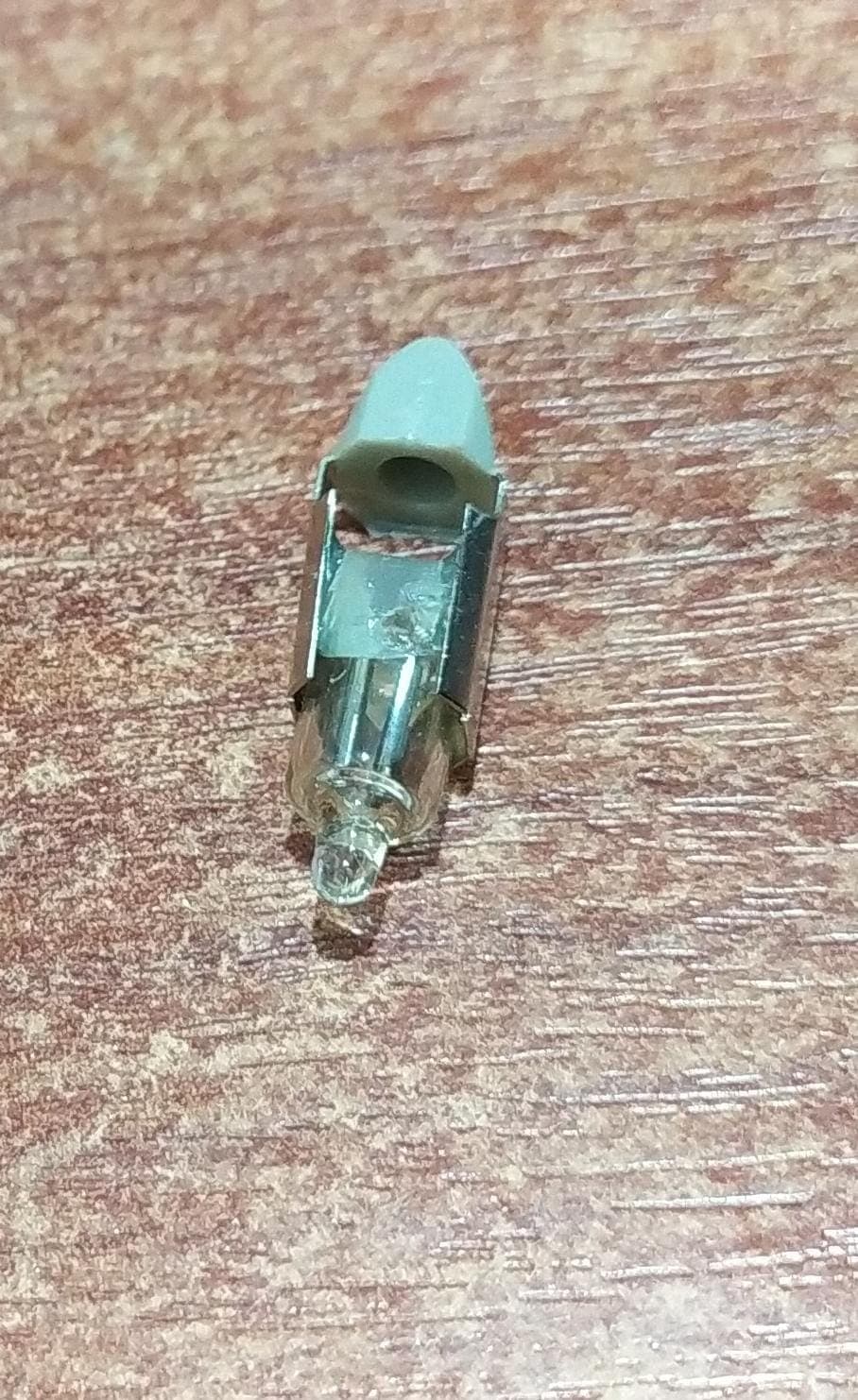 Minilámpara Halógena Piloto Indicadora con Base Metálica Roja (Voltaje Desconocido) — imagen 2