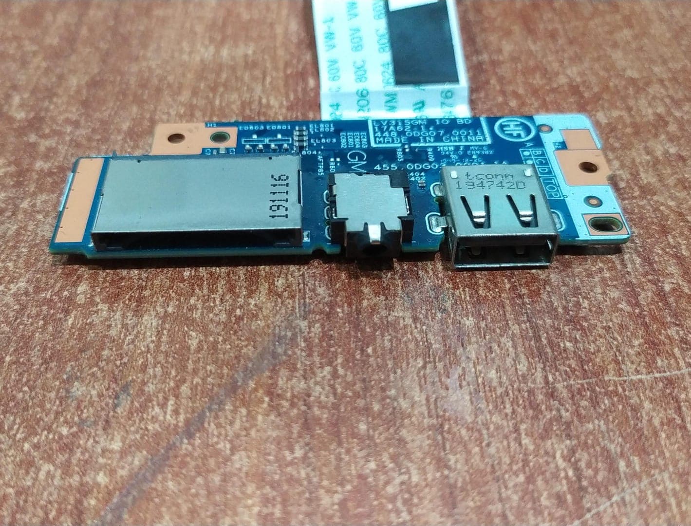 Placa auxiliar con conector USB, de audio y lector de tarjetas con N/P: 455.0DG03.0001 y Flex — imagen 3
