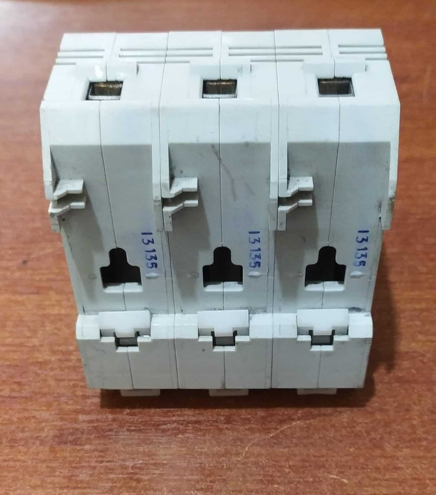 Porta-fusibles ETI VLC 14 3P 50 A 690 V para fusibles cilíndricos 14×51 — imagen 3