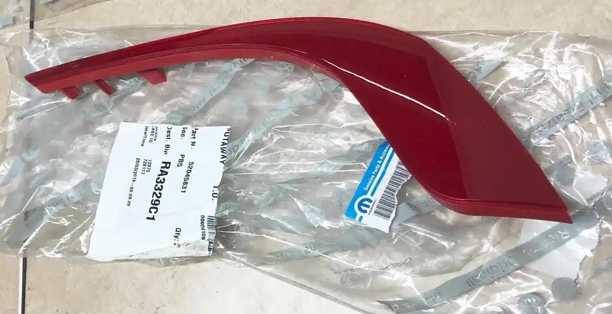 Reflector Parachoques Trasero Izquierdo Fiat Argo Rojo OEM 52045832 (2017+) — imagen 1