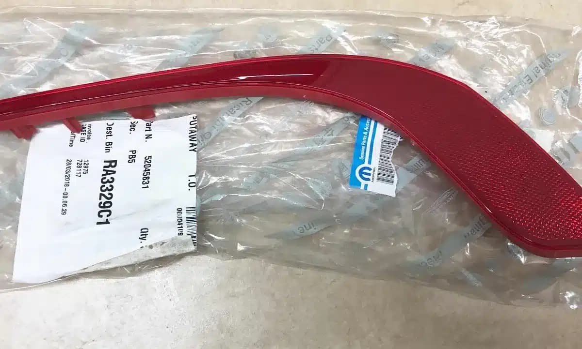 Reflector Parachoques Trasero Izquierdo Fiat Argo Rojo OEM 52045832 (2017+) — imagen 2