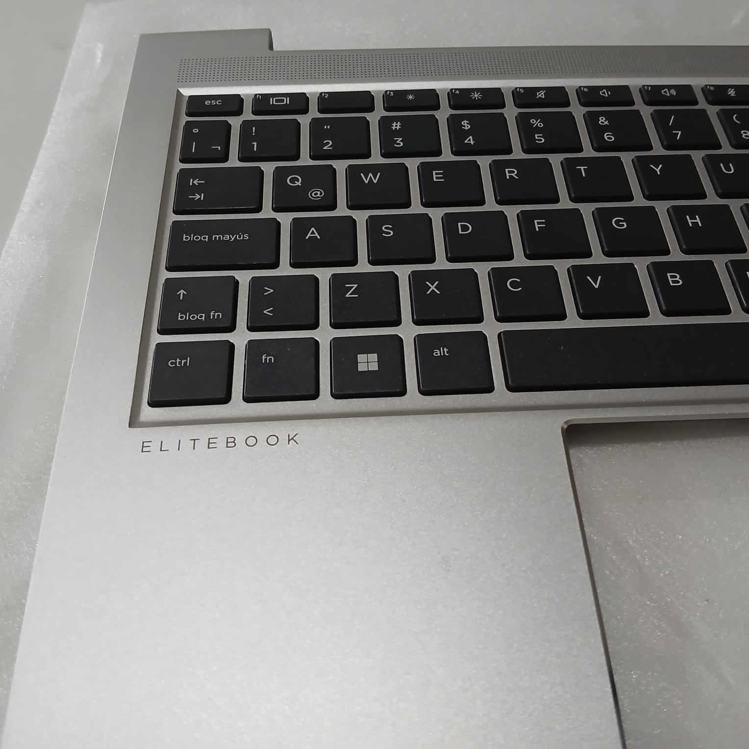 Reposamanos con Teclado HP M05029-161 para HP ProBook 440 G8 / 445 G8 14" Español Latino — imagen 2