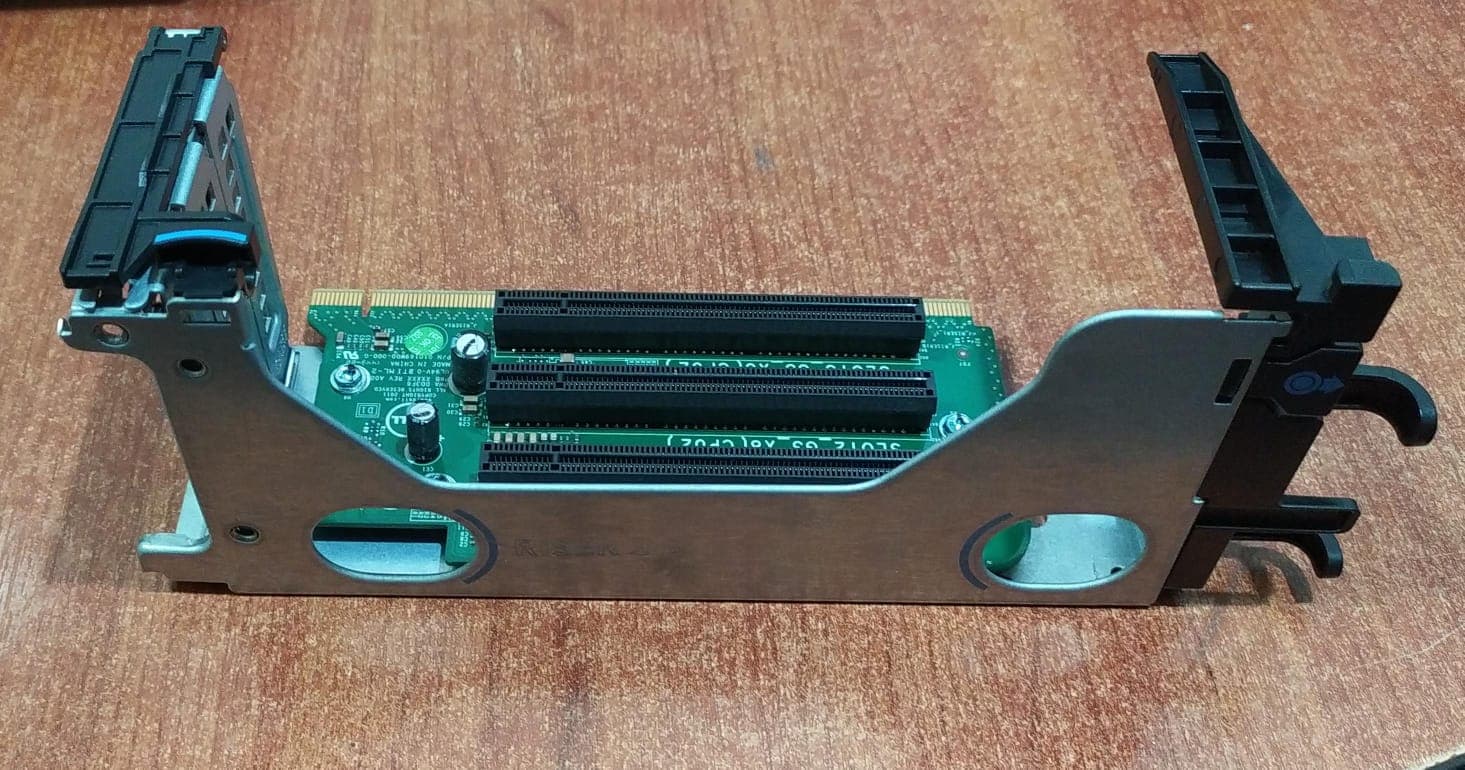 Riser Card Dell 01JDX6 / 0DD3F6 (3‑Slots PCIe) con Cage – Compatible PowerEdge R720/R720XD — imagen 1