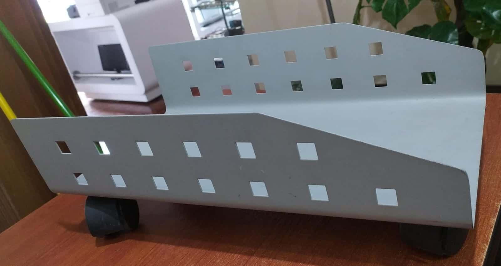 Soporte de CPU Genérico Plateado Perforado 4 Ruedas (Universal Torre PC) — imagen 1
