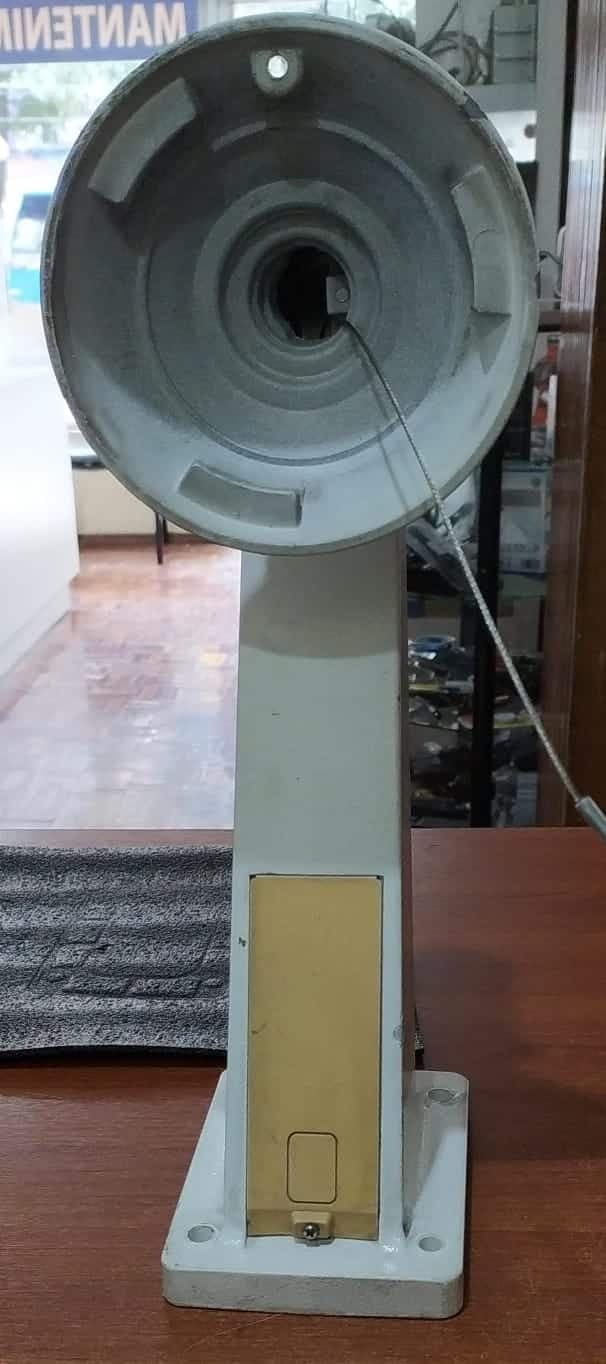 Soporte de pared Verint 70-311-0411 (brazo gooseneck) blanco para cámaras V5620PTZ y V33/V43 — imagen 1