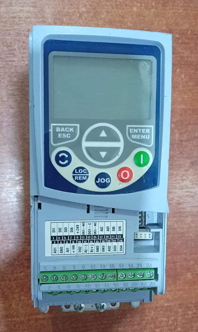 Variador de Frecuencia WEG CFW500A02P6S2NB20H00 0.75 HP 200‑240 V 2.6A Usado — imagen 1