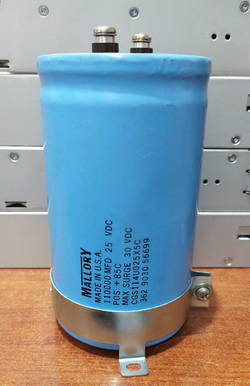 Condensador Electrolítico Mallory CGS114U025X5C 110,000 µF 25 VDC Terminal de Tornillo