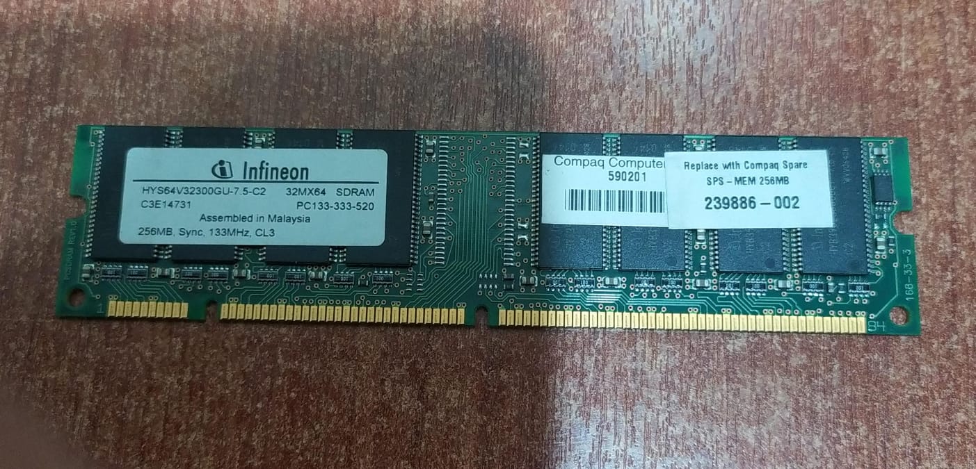 Memoria RAM Infineon HYS64V32300GU‑7.5‑C2 256 MB PC133 SDRAM DIMM 168‑pin (Seminueva)