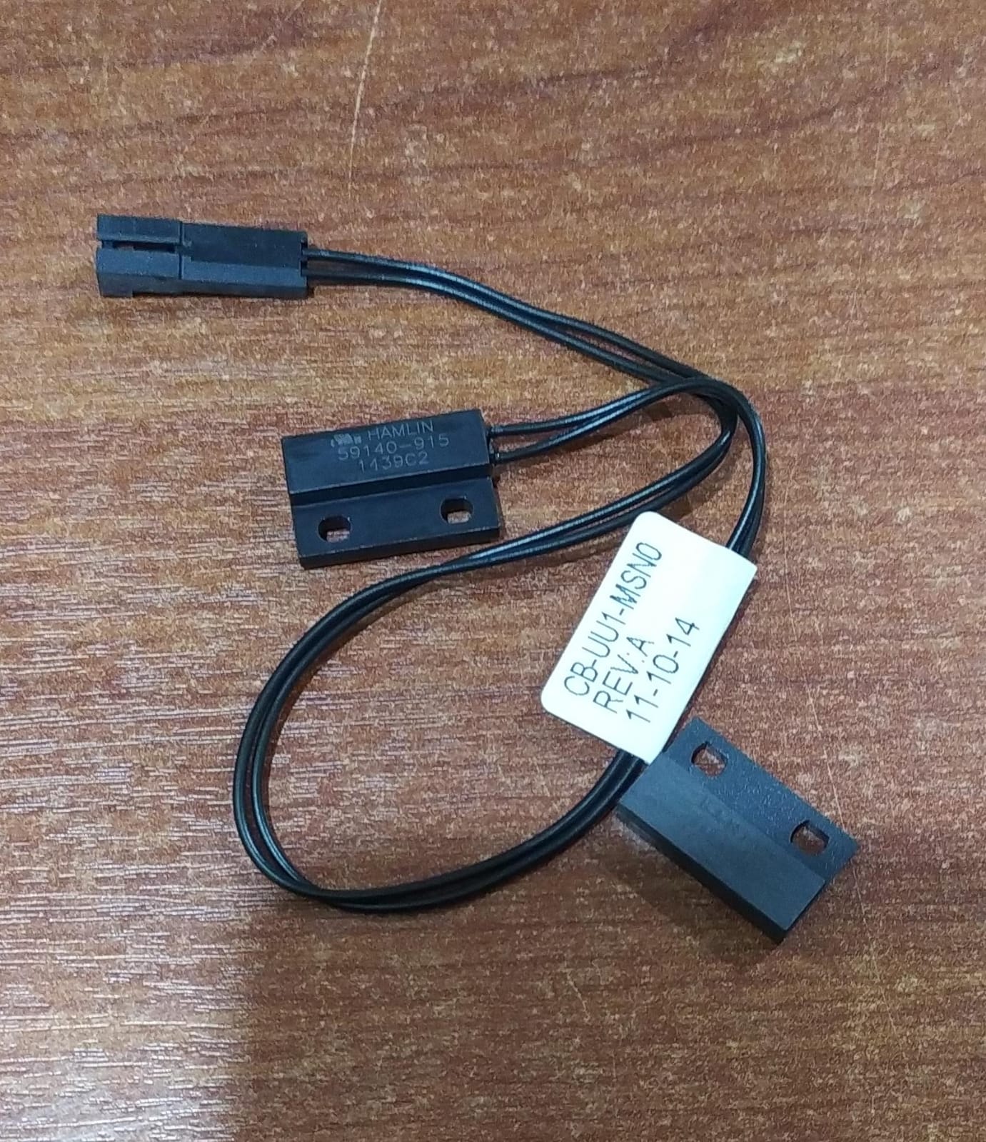 Sensor magnético Hamlin 59140‑915 (reed SPST‑NO) + imán 57140‑000, montaje flange