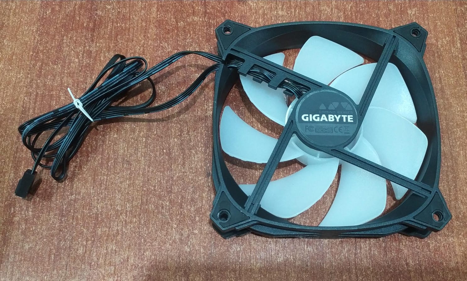 Kit 4 Ventiladores GIGABYTE 120mm RGB + Controladora GYPCB-18022B-2 – Serie Gaming – Para PC - Image 2