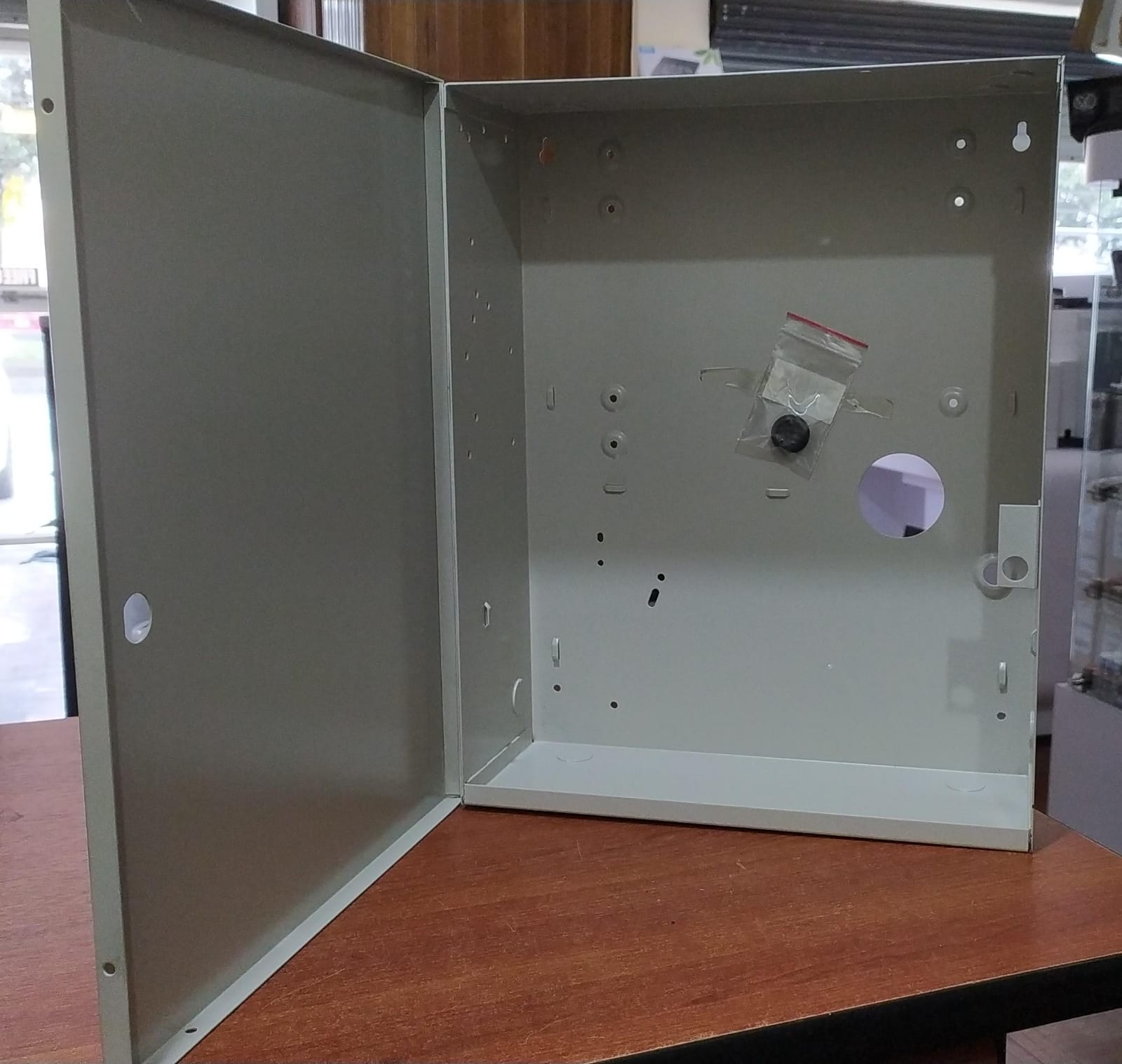 Gabinete Metálico DSC PC4000 para Paneles de Alarma PowerSeries MAXSYS (Seminuevo) - Image 3