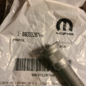 Tornillo (stud) de rueda trasera genuino MOPAR, P/N 68003287AA.
