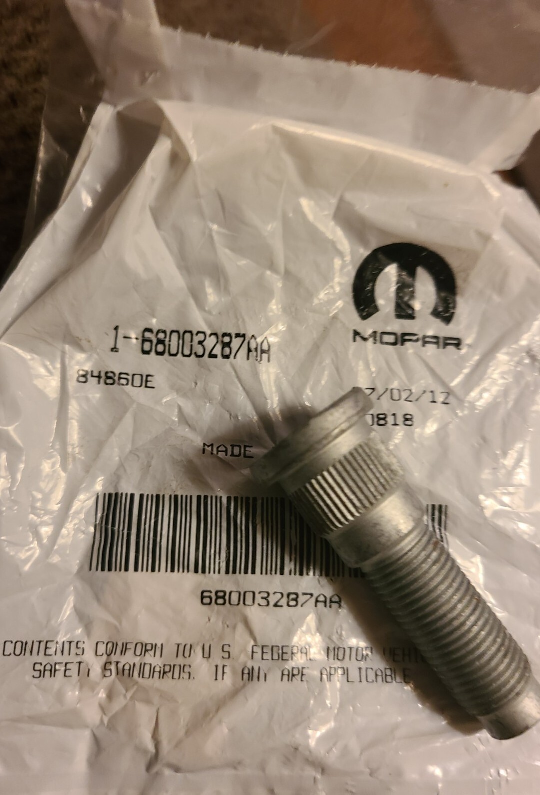 Tornillo (stud) de rueda trasera genuino MOPAR, P/N 68003287AA.