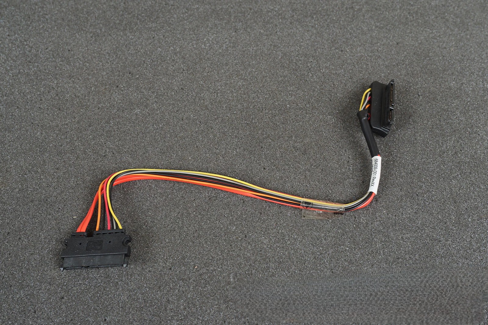 Cable de Alimentación SATA HP 684009-001 RevXX Molex 15 Pines Para Servidores y Bays Internos