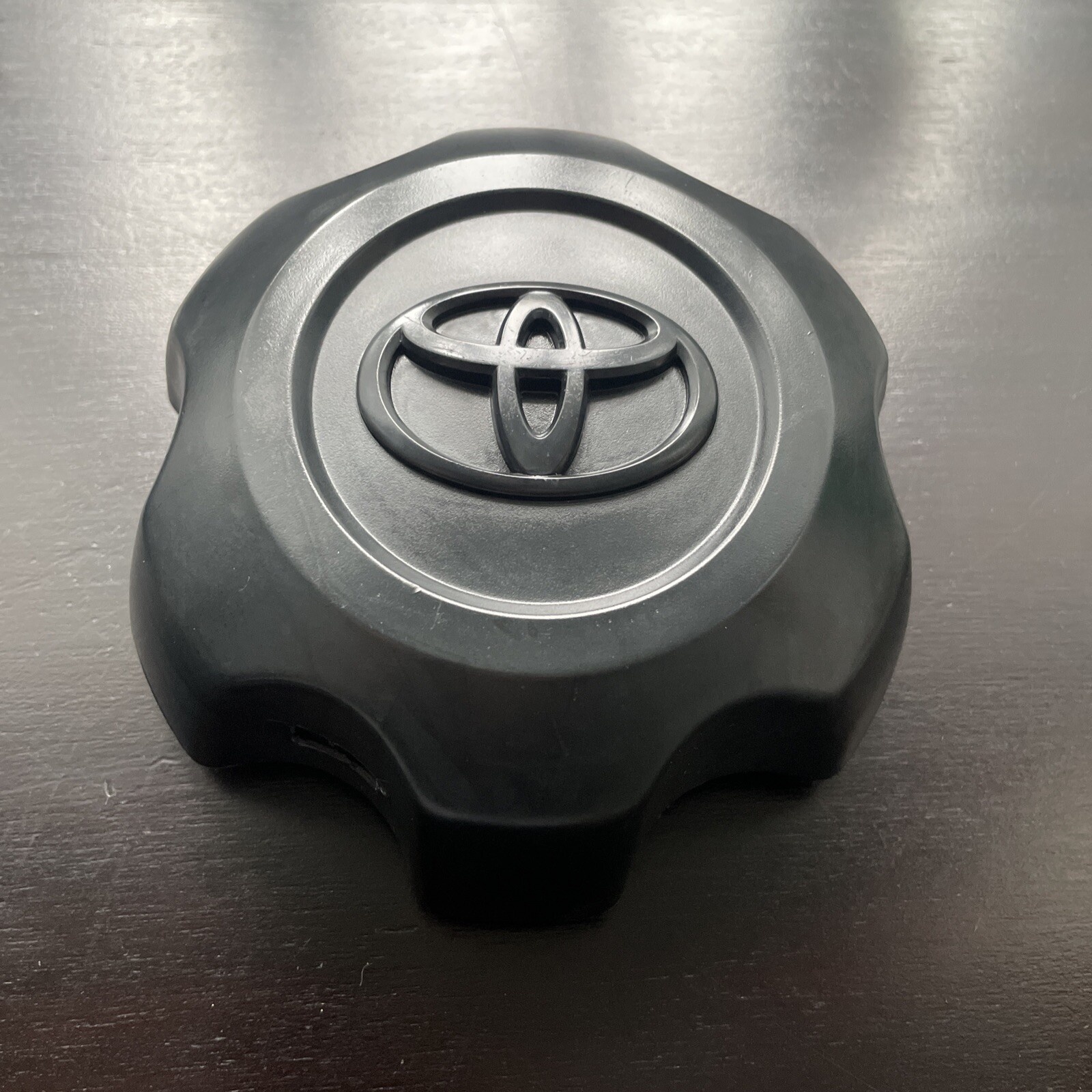 Tapa Central Llanta TOYOTA 4260B-0K100 KIT 4 PCS PARA HILUX / FORTUNER 2015-2024 - Image 2