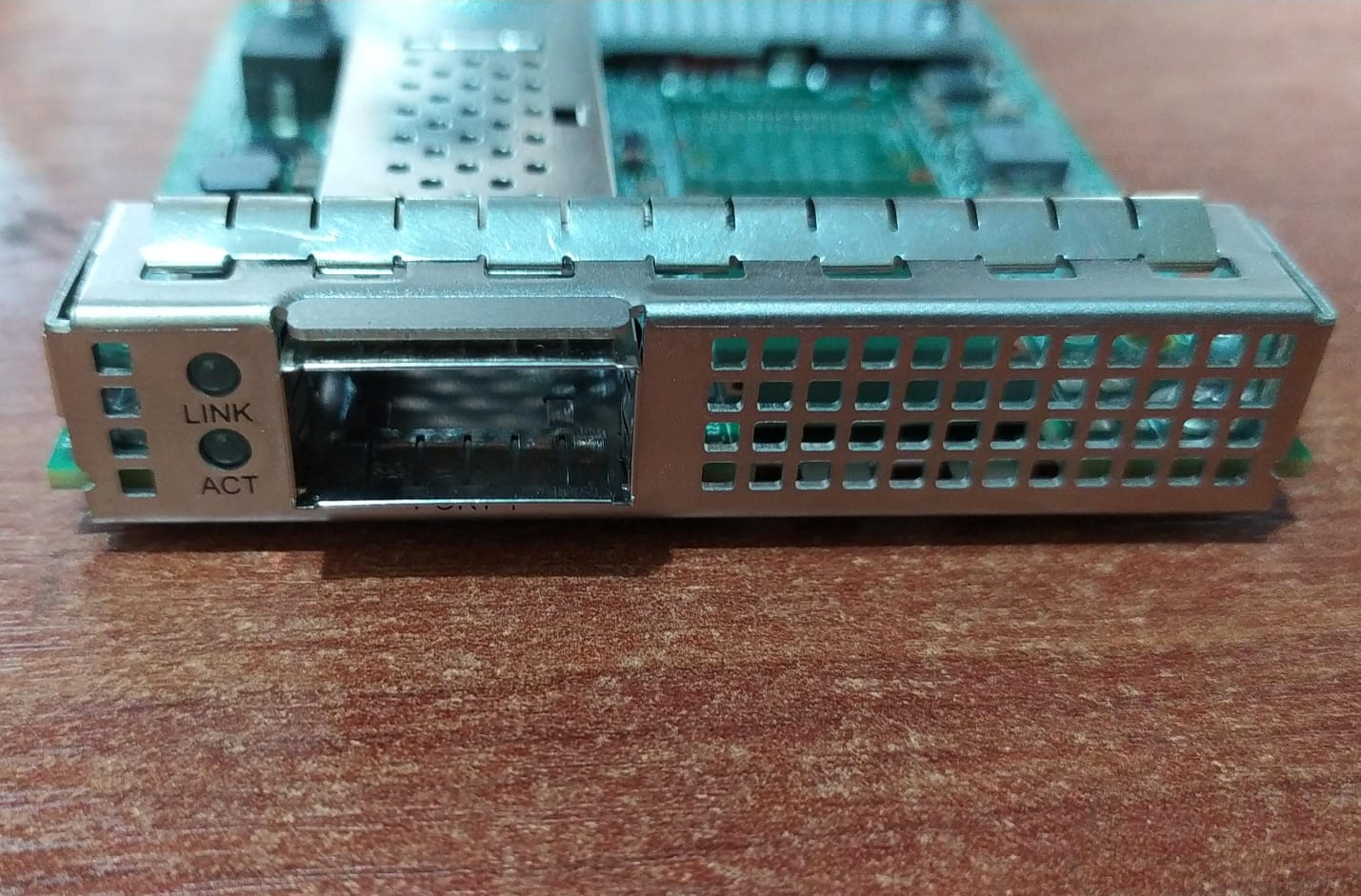 Tarjeta de Red Broadcom BCM957504-N1100GI 100GbE QSFP56 OCP 3.0 PCIe Gen4 (Seminueva) - Image 4