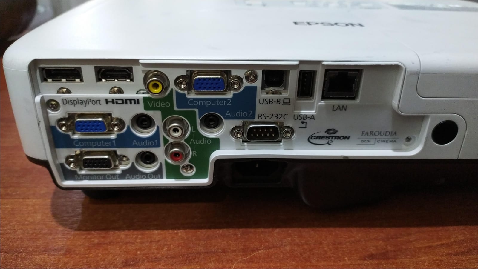 Proyector Epson PowerLite 1960 XGA 5000 lúmenes – Ideal para reuniones y aulas - Image 3