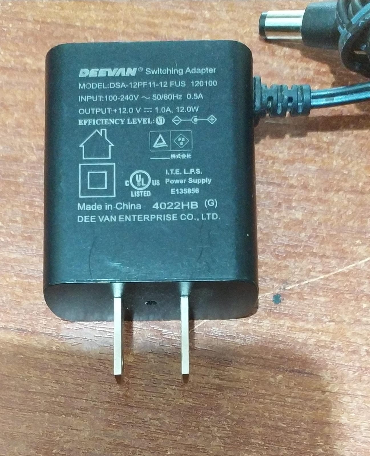 Cargador DVE DSA-12PF11-12 FUS 120100 – 12V 1A – Fuente de poder para equipos electrónicos - Image 3