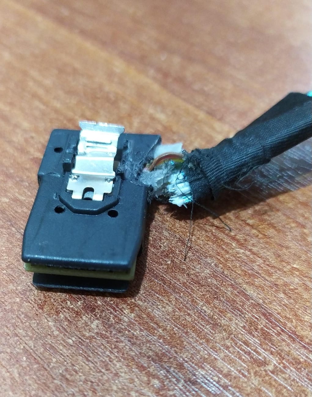 Cable Mini-SAS HP 667875-001 / 6017B0310903 – 64 cm SFF-8087 Angular – Solo Repuesto - Image 3