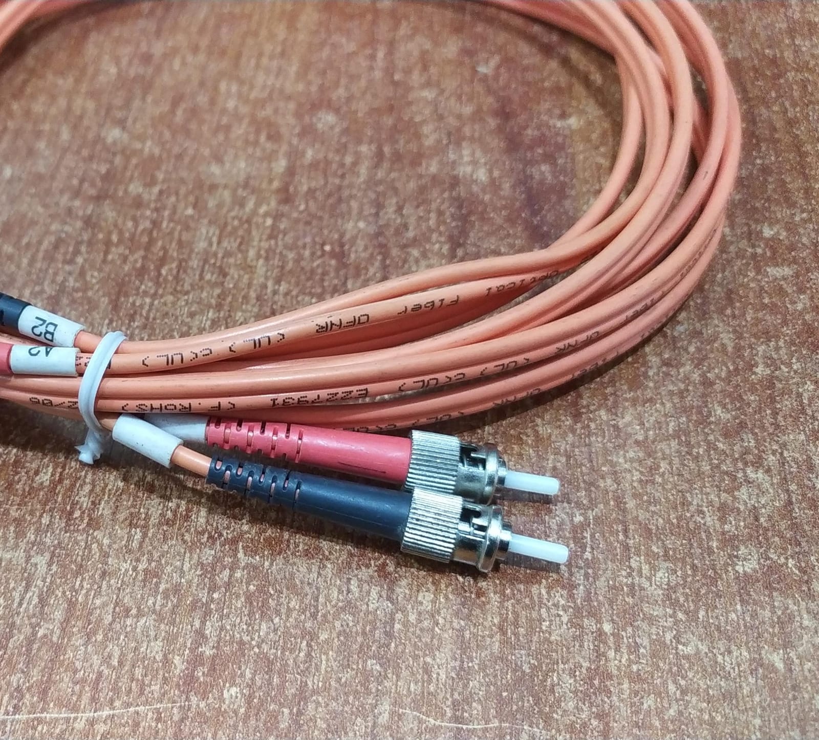 Cable Fibra Óptica OM1 62.5/125 3 m – Plus Corning – SC→ST – OFNR – Seminuevo - Image 3